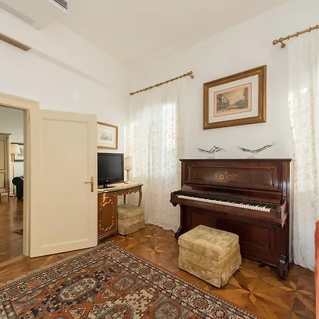 شقة Savoia E Jolanda